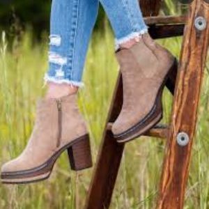 Altar’d state brown boots